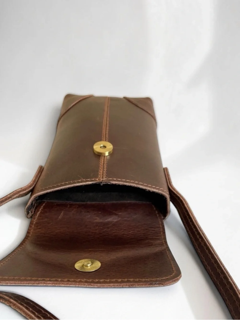 NEW Montana Hudson Leather Crossbody Bag Touchscreen Phone Pocket